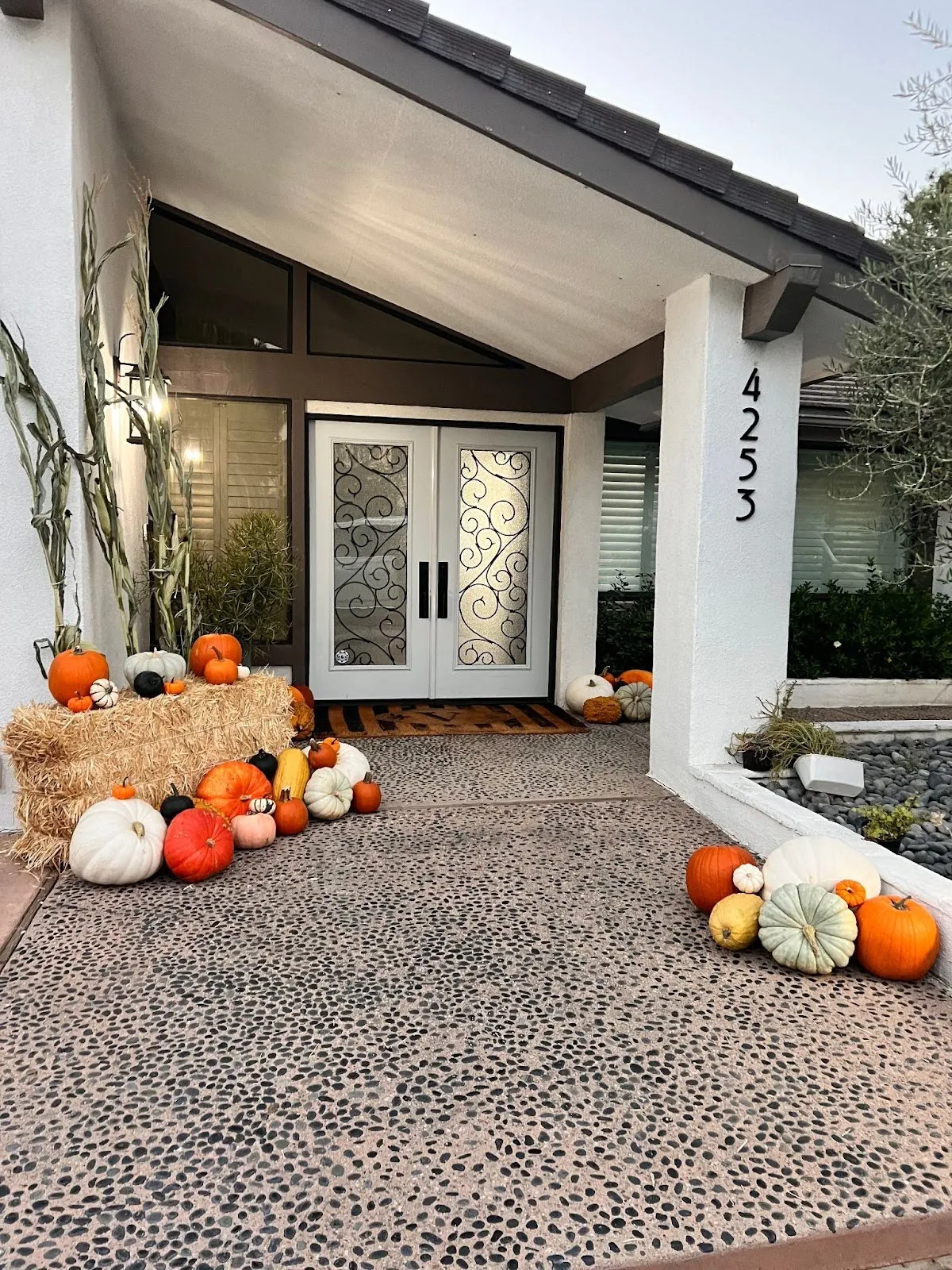 Front-entry porch decorating job